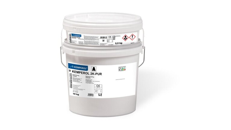 zwei übereinandergestapelte Eimer des Produkts "Kemperol 2K-PUR," bestehend aus einem 10-kg-Eimer und einem 2,5-kg-Eimer, mit Etiketten, die technische Daten, Sicherheitskennzeichnungen und Hinweise zur Abdichtung enthalten.